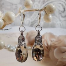 BO Merveilles Champagne gemaakt met kleine zilveren strass-sluitingen en platte facetgeslepen druppels.